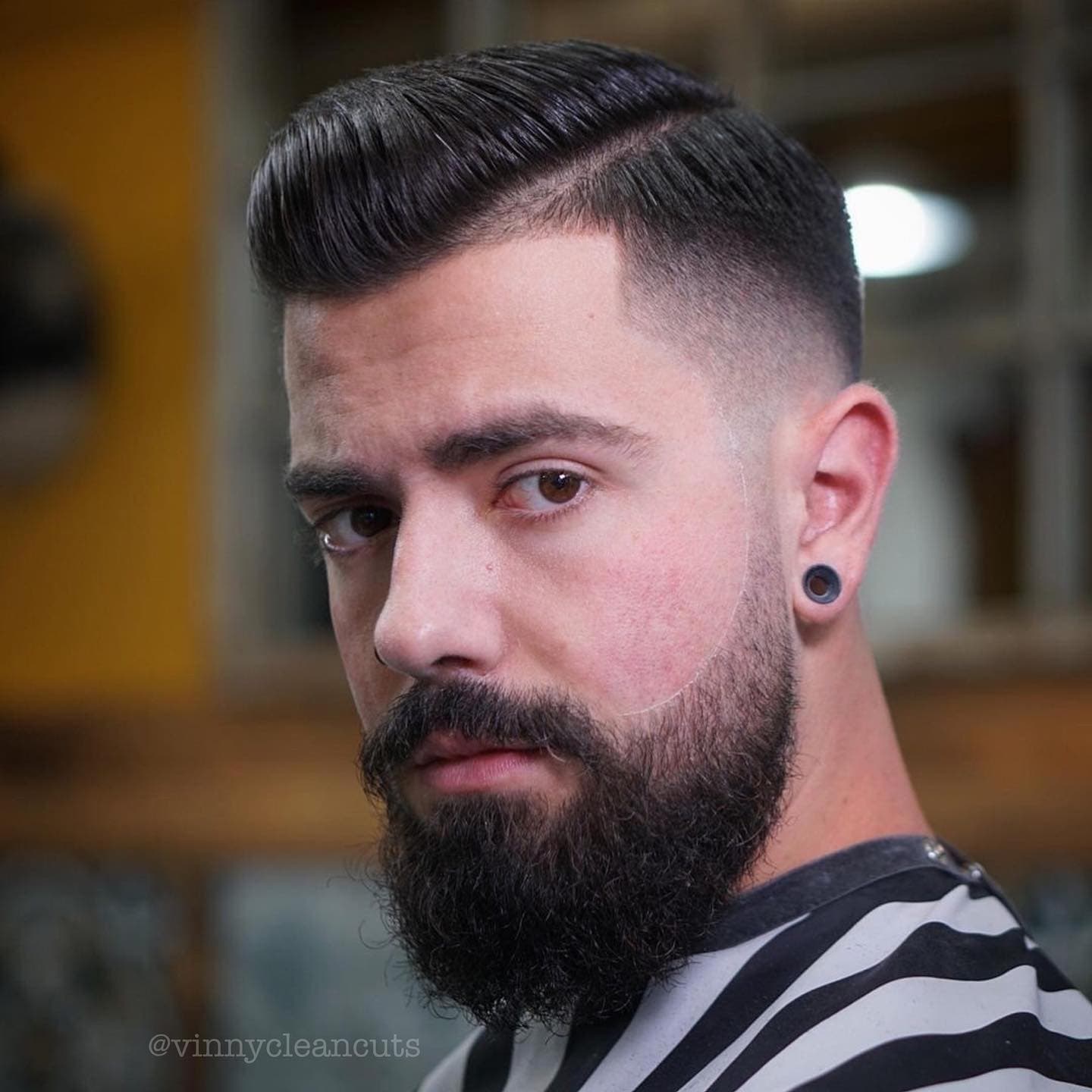 Мужская прическа на бок | FIRM Barbershop